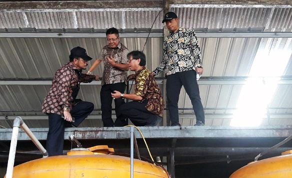  Mentan Syahrul Yasin Limpo (kiri) meninjau pabrik produksi pupuk organik di Karanganyar, Jateng