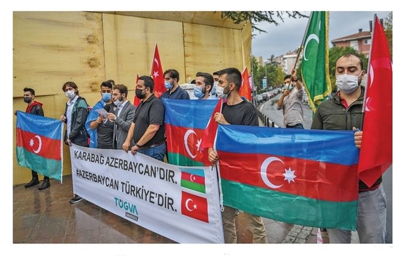 Warga Turki membawa bendera nasional Azerbaijan dalam demonstrasi mendukung negara tersebut dalam konfl ik Karabakh, di Konsulat Azerbaijan 