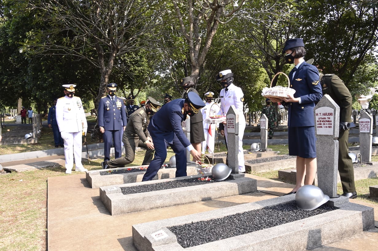 Panglima bersama para Kepala Staf melakukan tabur bunga di TMP Kalibata, Jakarta, Jumat (2/10).