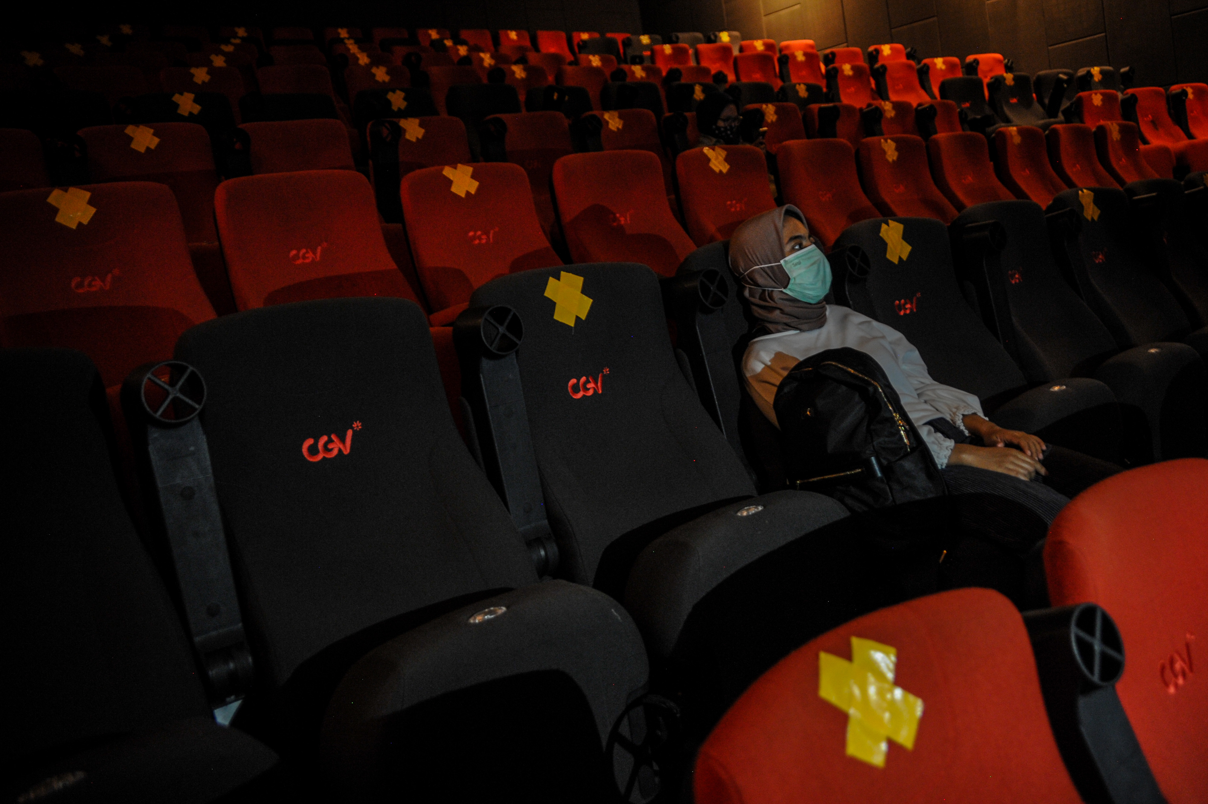 Ilustrasi pengunjung yang menyaksikan film di bioskop saat pandemi covid-19.