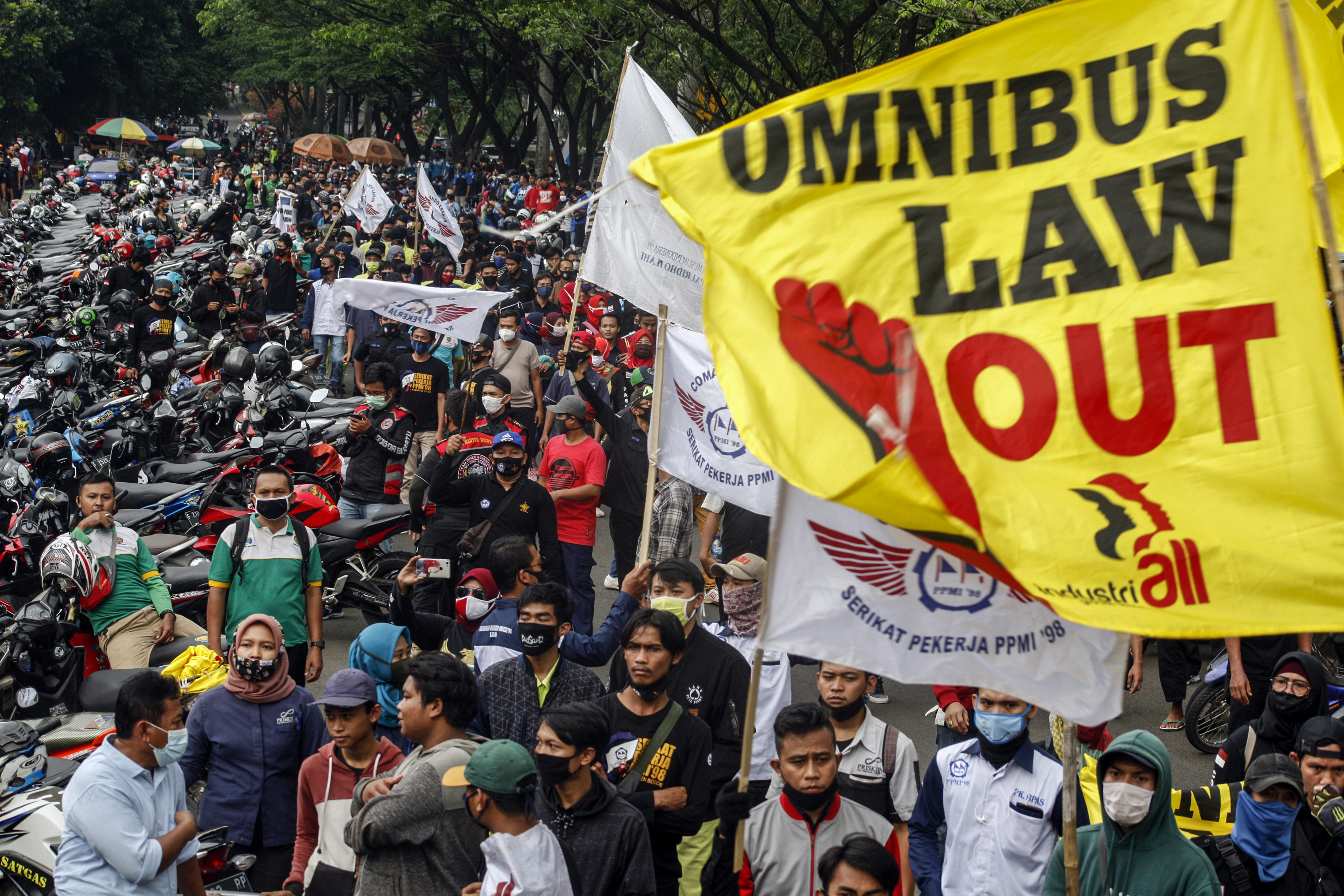Buruh melakukan unjuk rasa menolak pengesahan omnibus law di Bogor, Jawa Barat