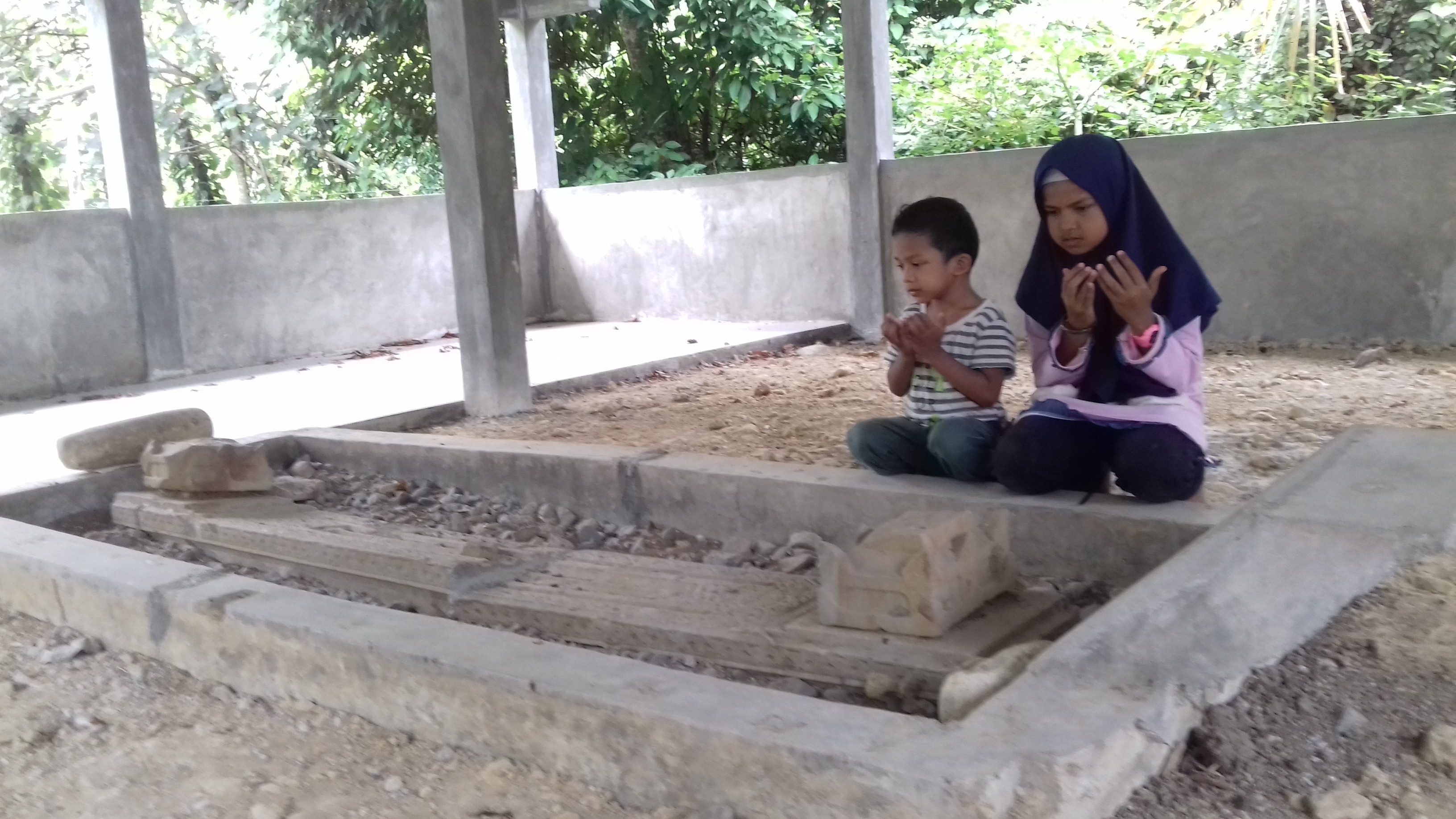 Makam Putroe Sani istri Sultan Iskandar Muda  di  Desa Reuntoeh, Kemukiman Reubee, Pidie tidak terurus serta tidak ada yang menjaga.