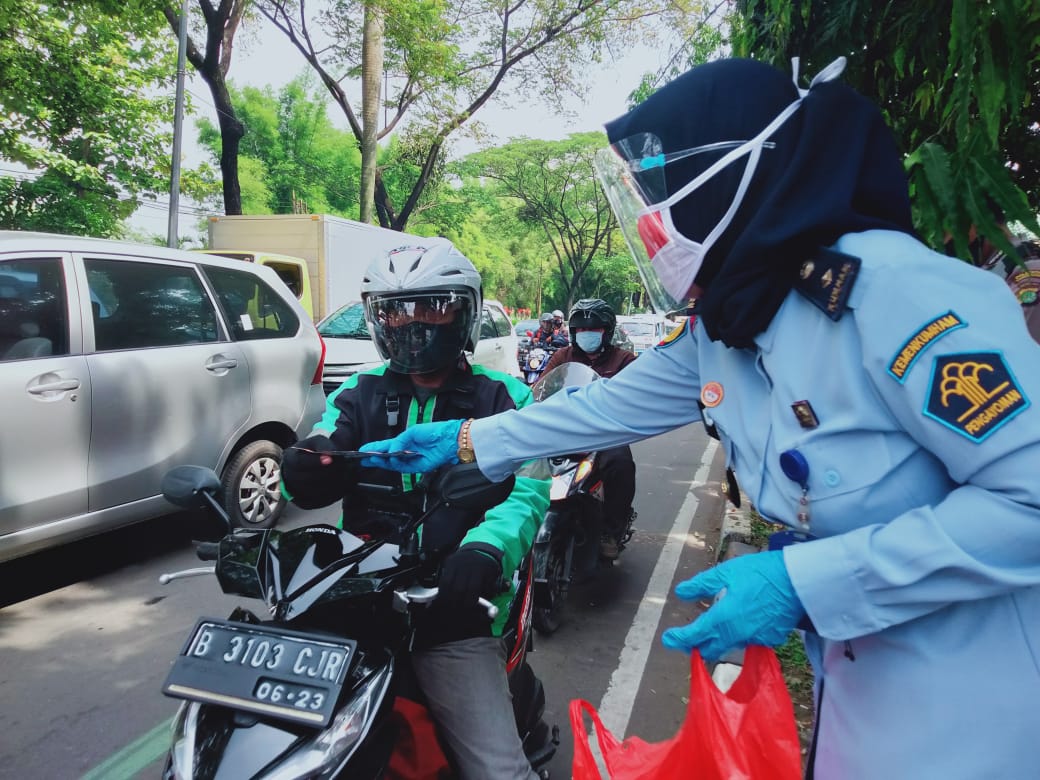 Petugas Lapas Perempuan Tangerang membagikan masker ke masyarakat