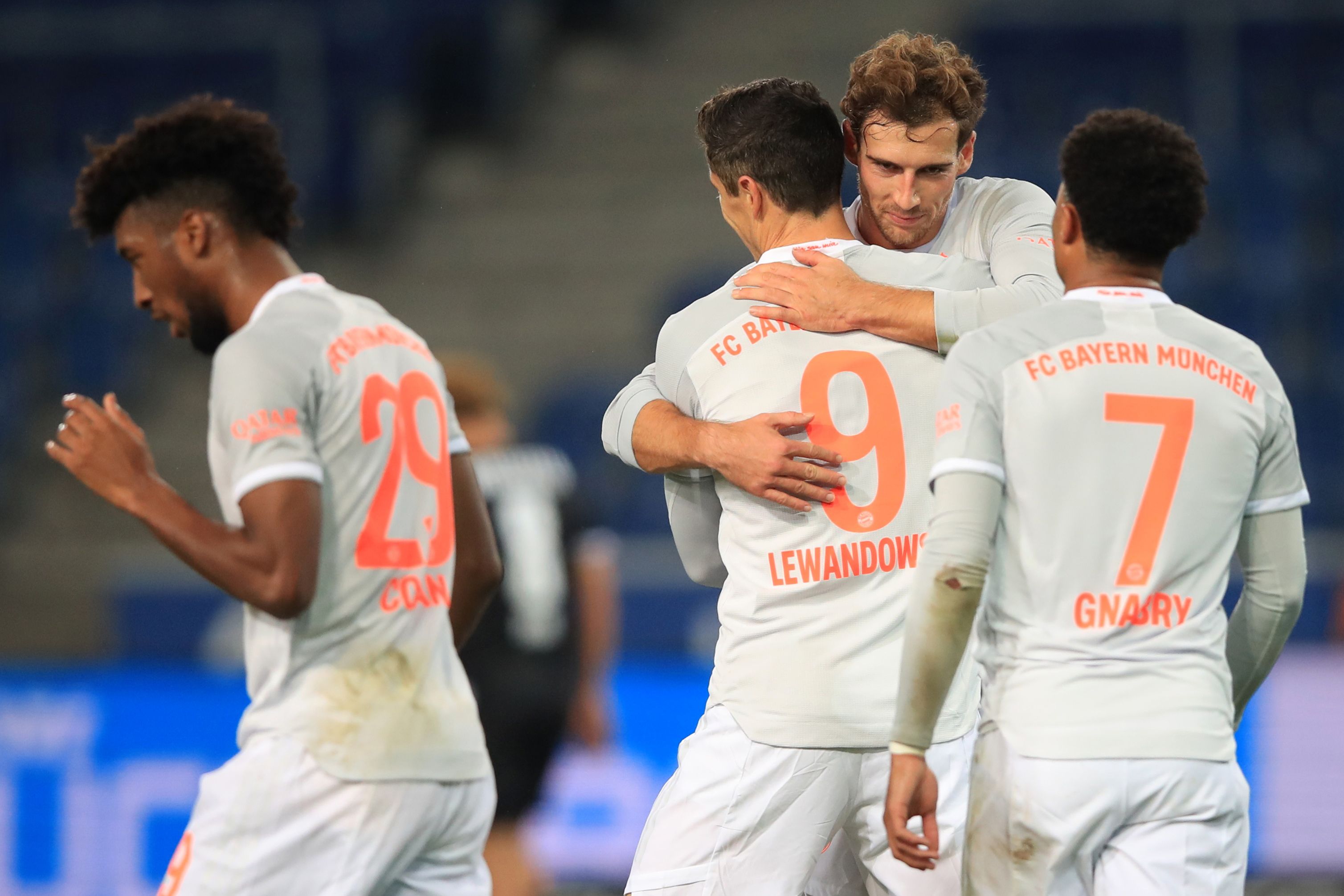 Pemain Bayern Muenchen Robert Lewandowski (tengah) melakukan selebrasi gol dengan timnya