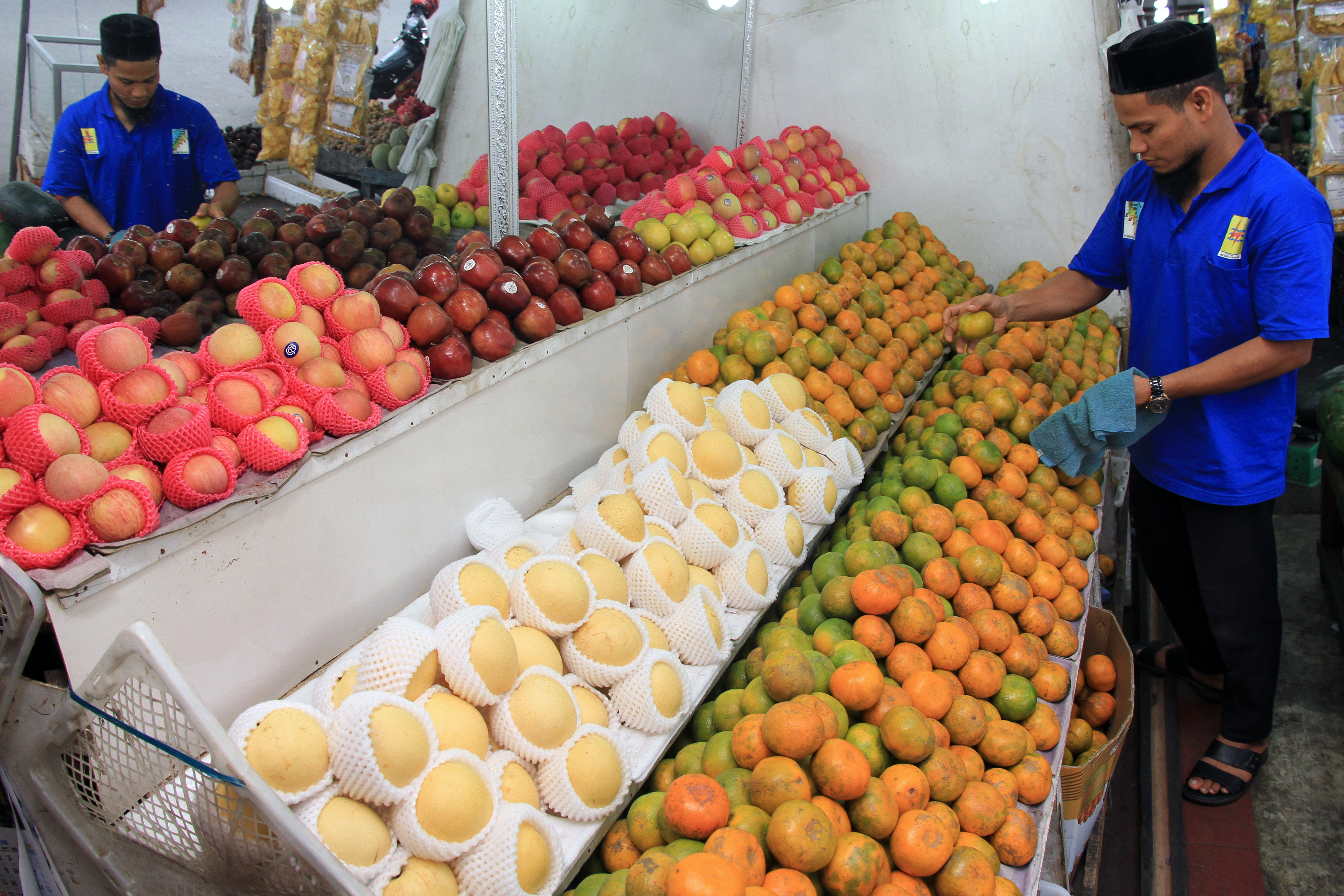 Pedagang menata buah jeruk dagangannya di pusat Kota Meulaboh, Aceh Barat, Aceh, Selasa (11/8/2020).