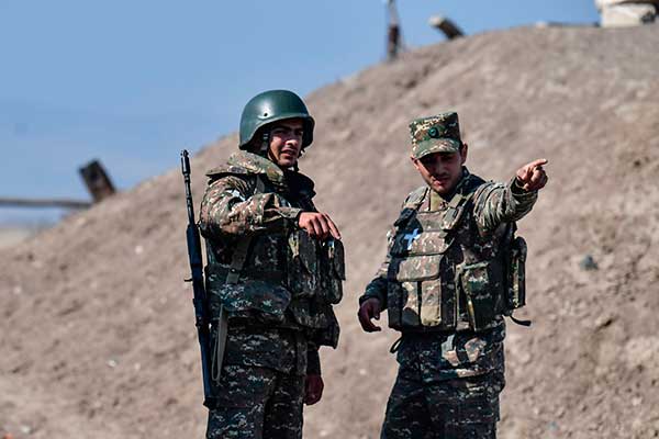 Tentara Armenia sedang berjaga di pos perbatasan