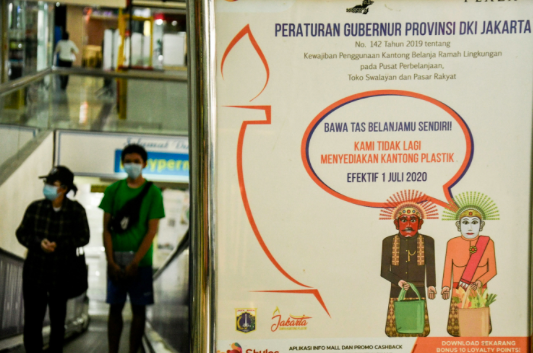 Pengunjung menggunakan tas kanvas saat berbelanja di pusat perbelanjaan kawasan Gajah Mada, Jakarta, Rabu (1/7/2020). 