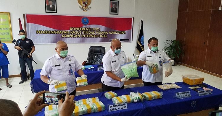 BNNP Riau menunjukkan barang bukti disita berupa 19 kg sabu, dan 10 butir ekstasi dipasok dari Malaysia, Selasa (27/10/2020).