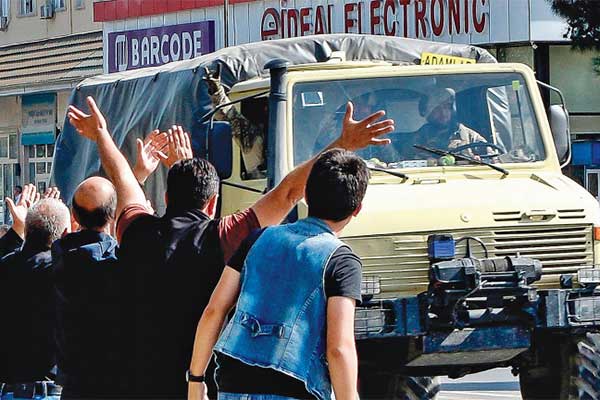 Warga Azeri menyambut prajurit Azerbaijan yang mengendarai truk militer melalui Kota Beylagan untuk menuju medan perang