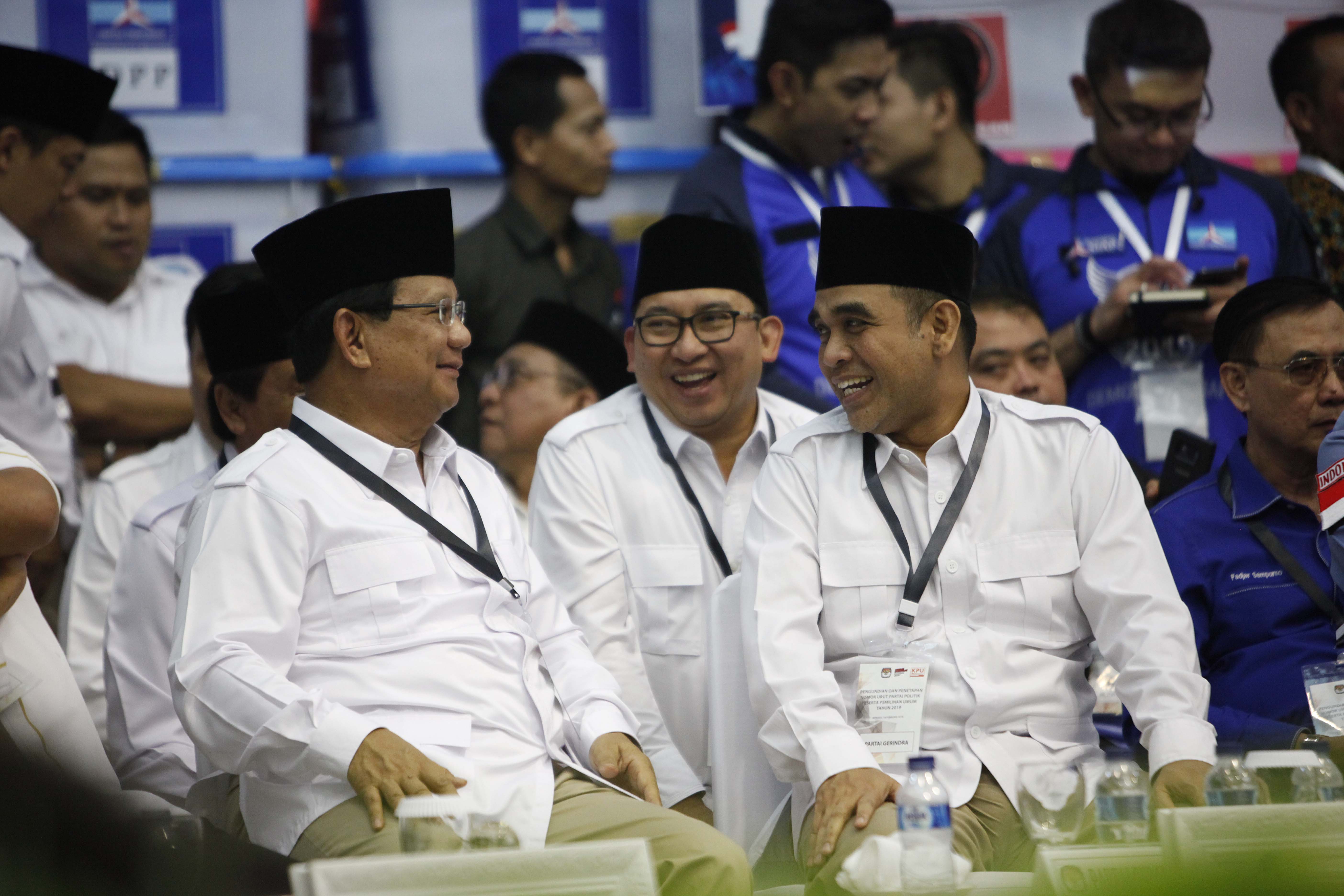 Ketua Umum Partai Gerindra Prabowo Subianto dan politikus Gerindra Fadli Zon (tengah) saat Pilpres 2019.