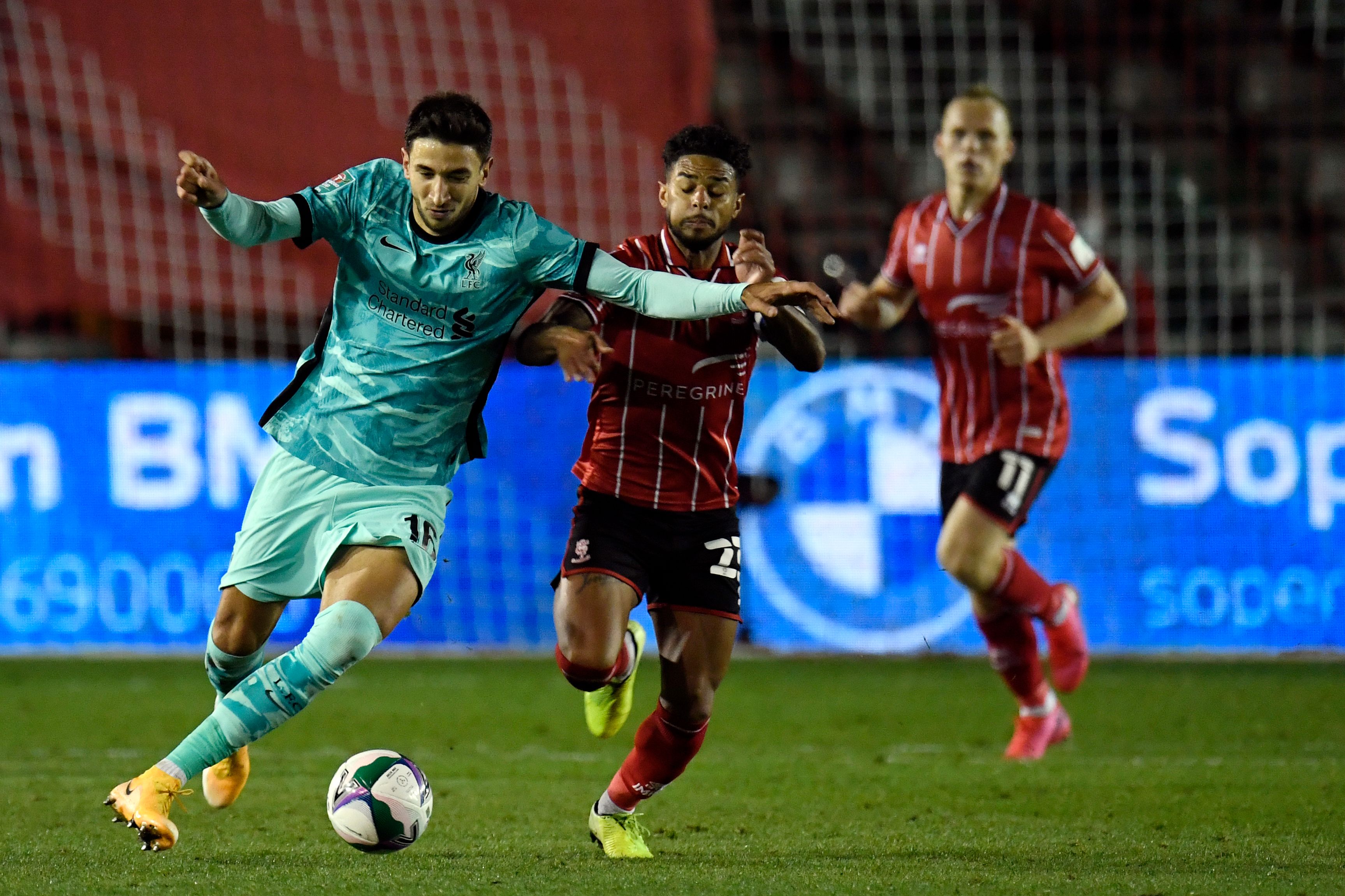 Gelandang Liverpool Marko Grujic (kiri)