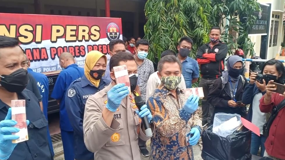 Polres Brebes, Jawa Tengah menangkap tiga orang anggota komplotan pengedar uang palsu.