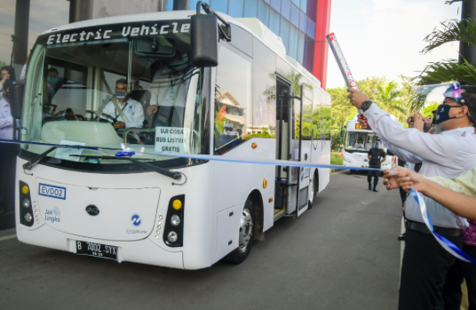 Ilustrasi - Karyawan mengendarai bus listrik saat uji coba di Kantor Pusat PT Trans-Jakarta, Cawang, Jakarta, Senin (6/7/2020). 