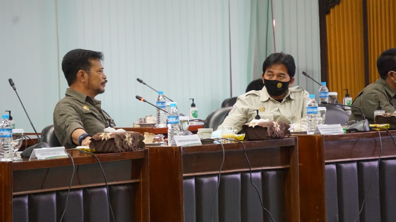 Menteri Pertanian Syahrul Yasin Limpo (kiri) mengapresiasi Pemkab Gorontalo yang melakukan upaya ketahanan pangan.   