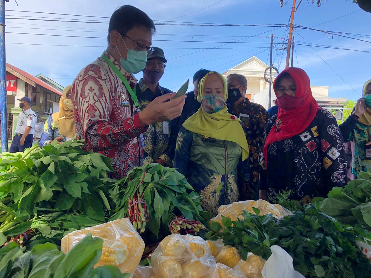 Kepala Badan Penyuluhan dan Pengembangan SDM Pertanian,Kementan, Dedi Nursyamsi (kiri) saat peresmian Pasar Tani IA Mart Binuang. 