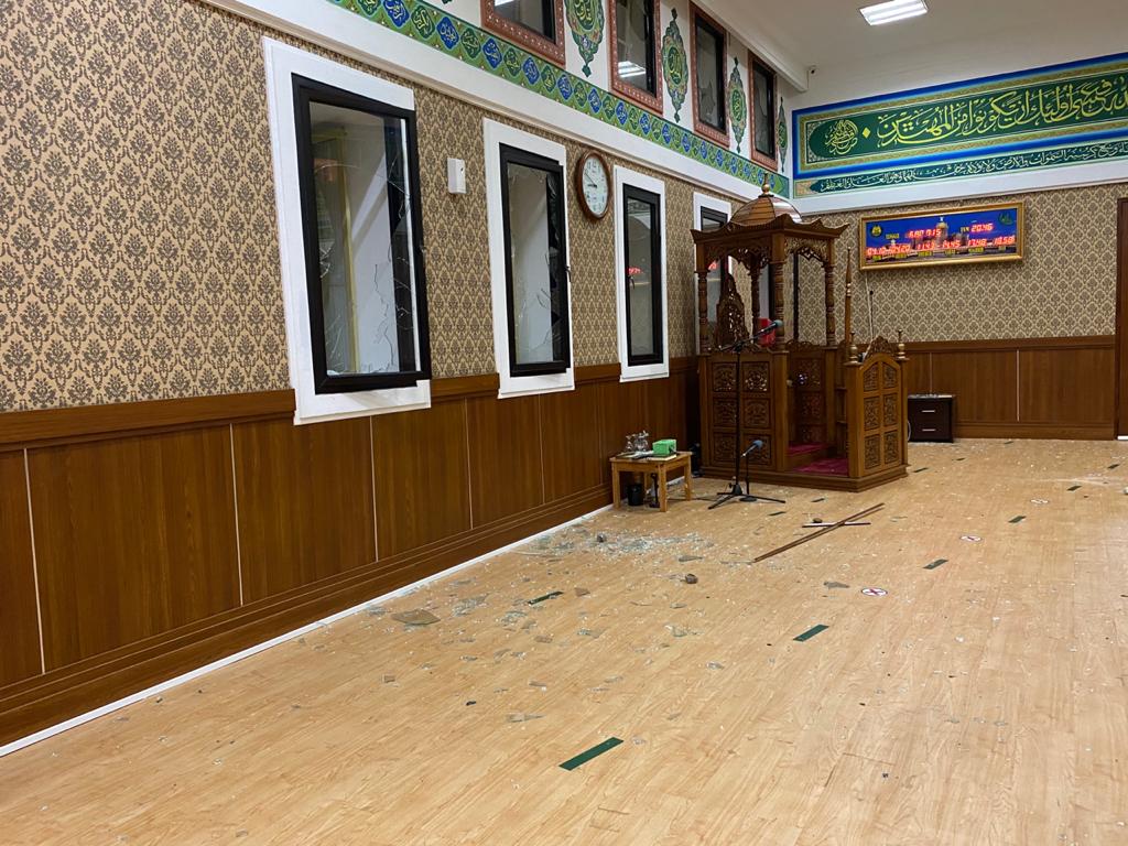 Puing-puing kaca di Musala di Gedung ESDM