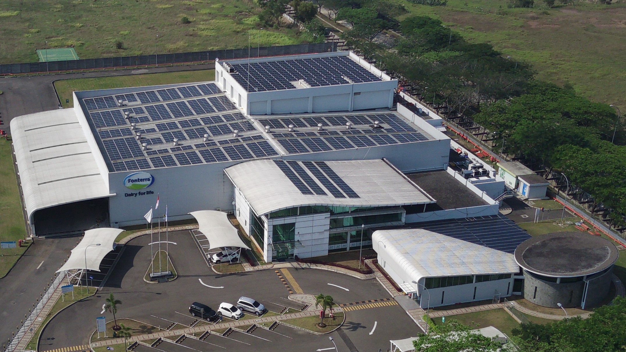 Pabrik Fonterra Brands Manufacturing Indonesia di Cikarang, Jawa Barat memanfaatkan tenaga surya sebagai sumber energi.  