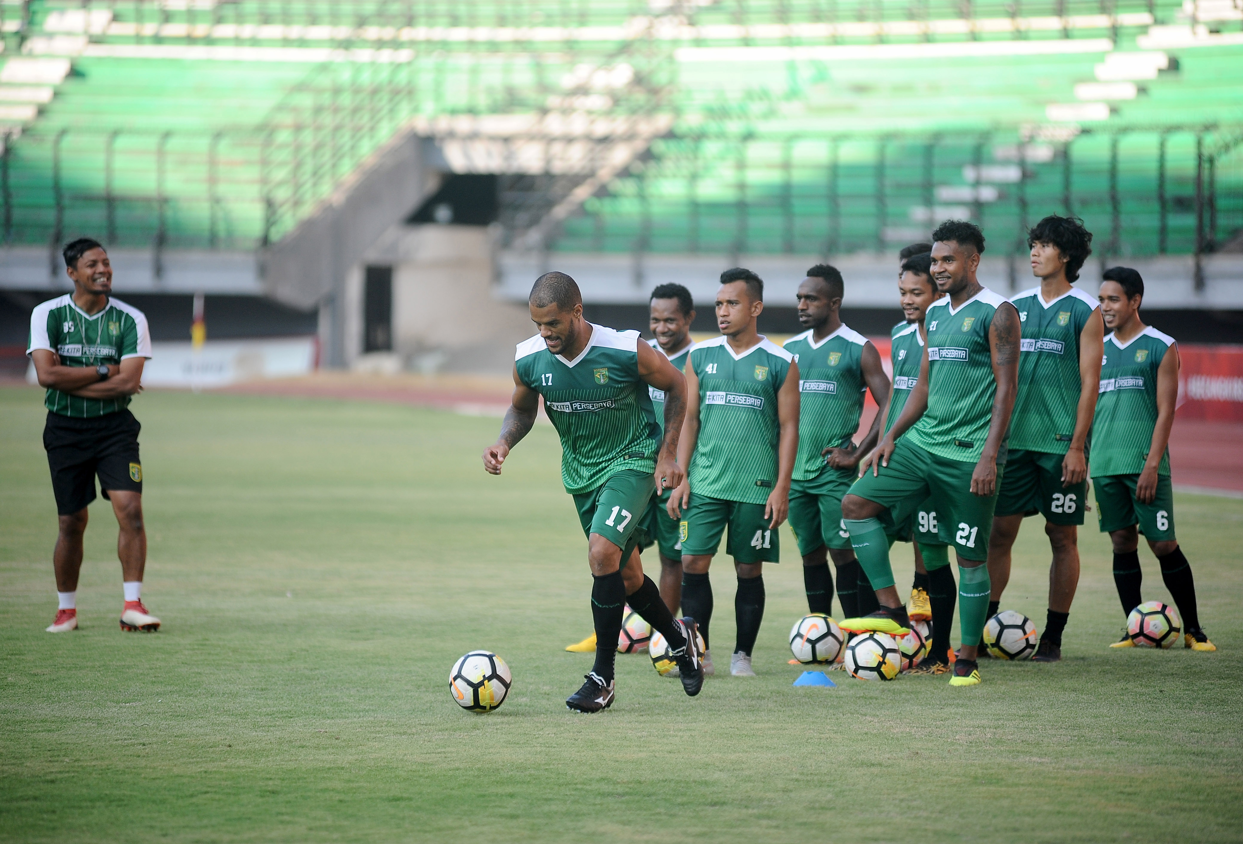 Sejumlah pemain Persebaya Surabaya tengah berlatih.