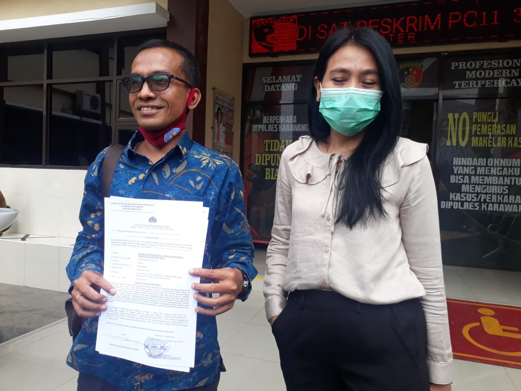 Kuasa Hukum Partai Koalisi Pengusung Cellica-Aep menunjukan laporan Ketua PCNU Karawang KH Ahmad Ruhyat ke Polres Karawang.