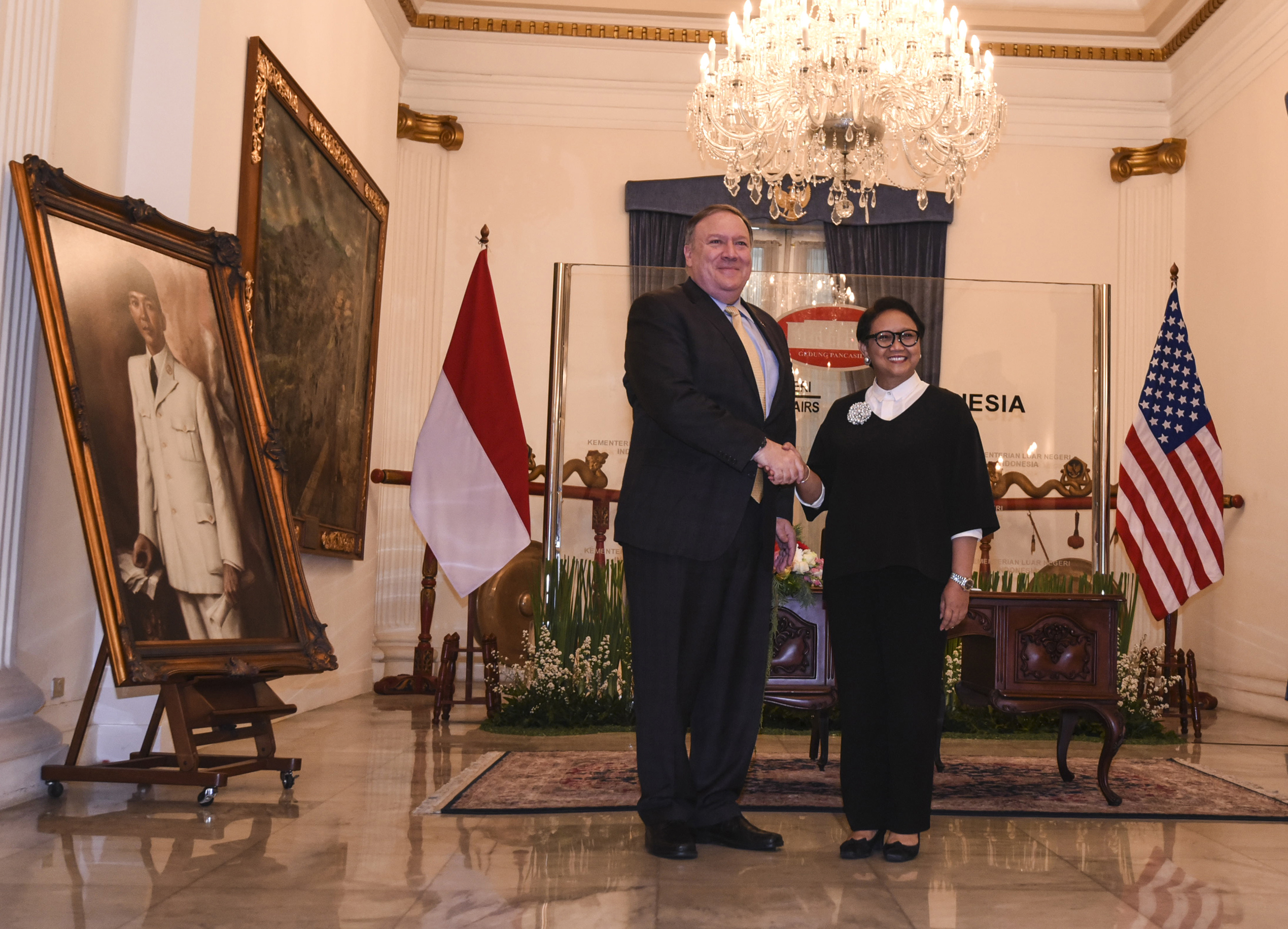 Menlu Retno Marsudi (kanan) berjabat tangan dengan Menlu AS Mike Richard Pompeo (kiri) sebelum melakukan pertemuan di Jakarta.