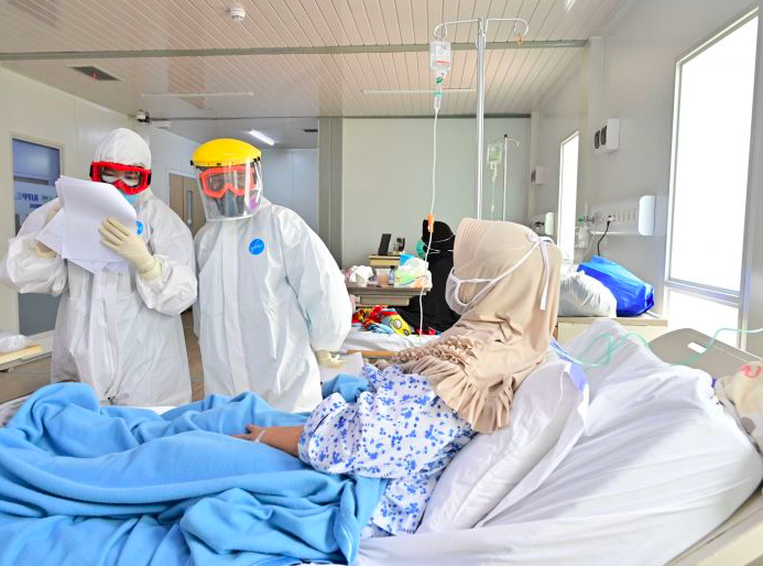 Dokter tengah mengunjungi pasien covid-19.  