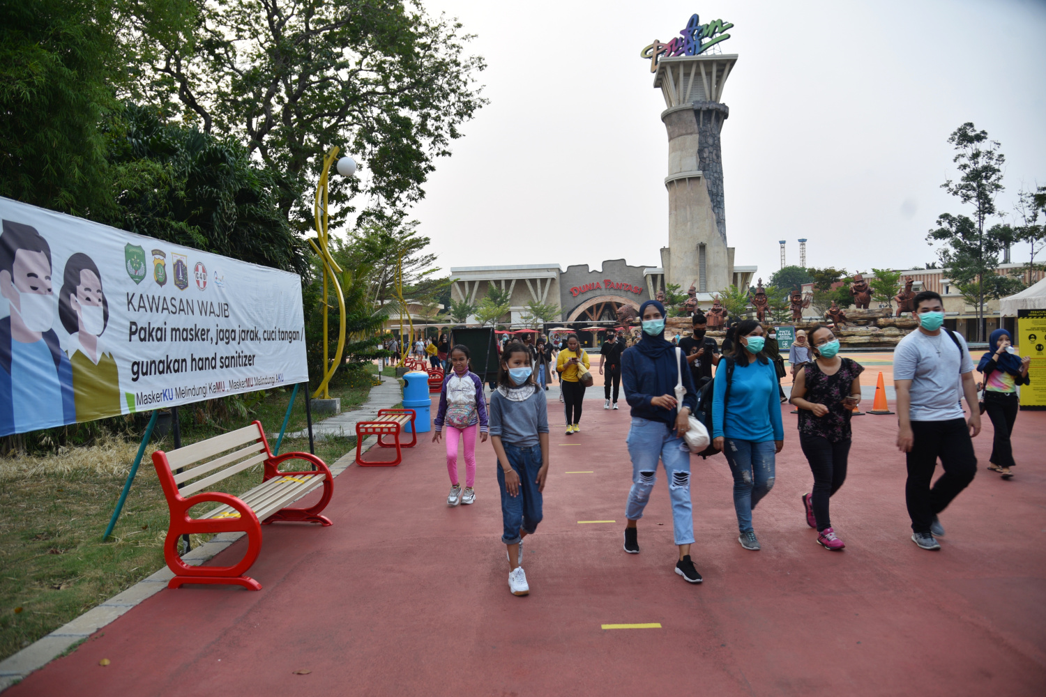 Pengunjung memadati Dunia Fantasi di kawasan Taman Impian Jaya Ancol, Jakarta.