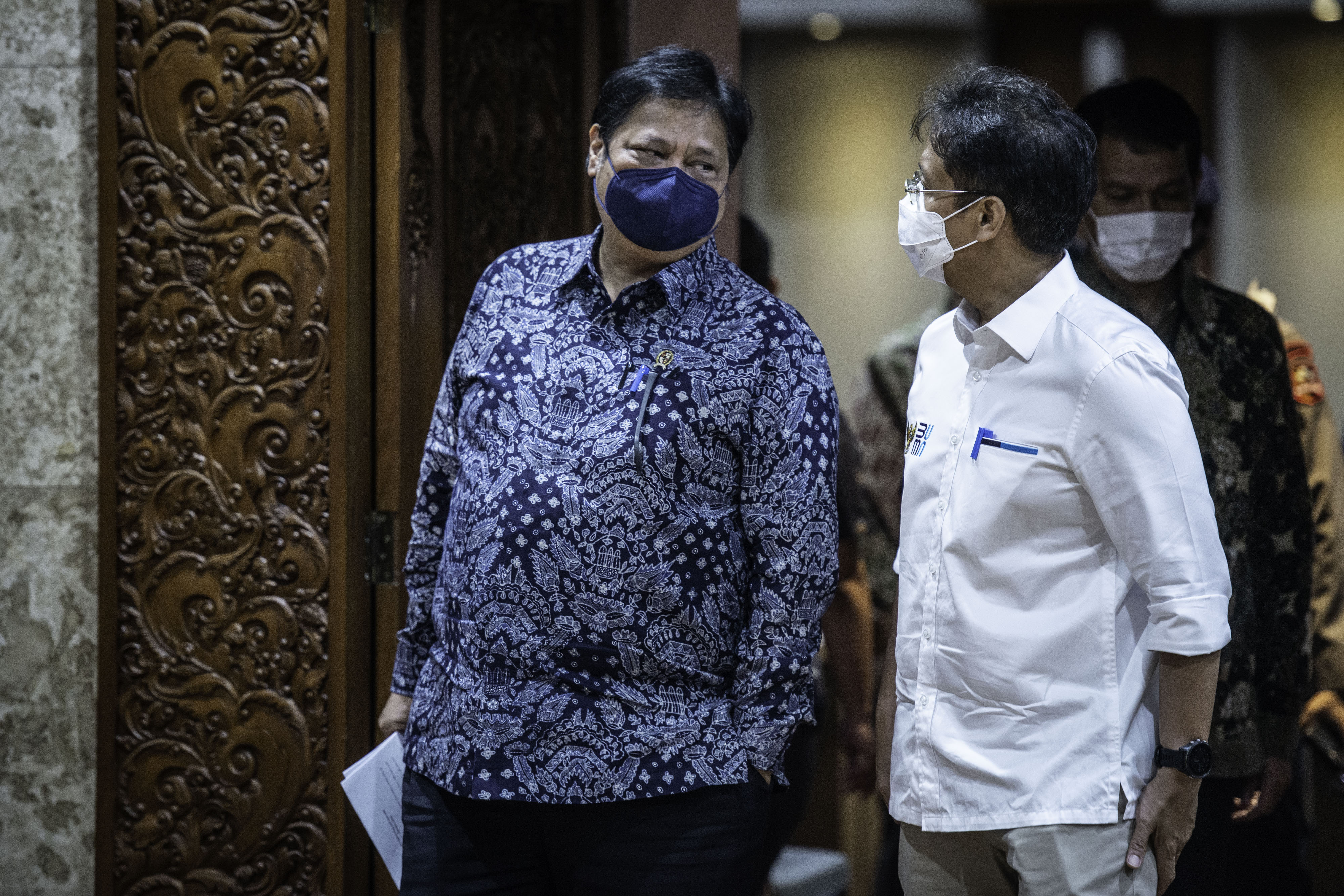 Menko Perekonomian Airlangga Hartarto (kiri) berbincang dengan Wakil Menteri BUMN Budi G Sadikin.