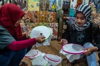  Sejumlah peserta belajar membatik di Rumah Belajar Batik usai diresmikan di Kelurahan Tambangan, Mijen, Semarang, Jawa Tengah.