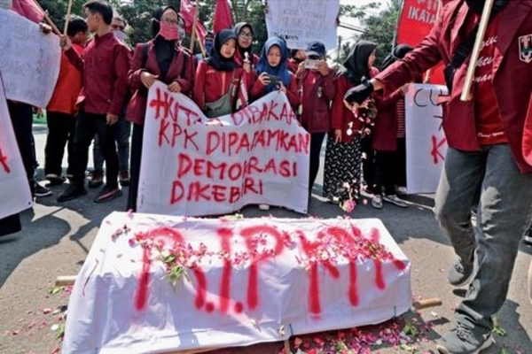 Mahasiswa menggelar aksi teatrikal saat berunjuk rasa menolak pelemahan Komisi Pemberantasan Korupsi melalui RUU KPK di Kediri, Jawa Timur