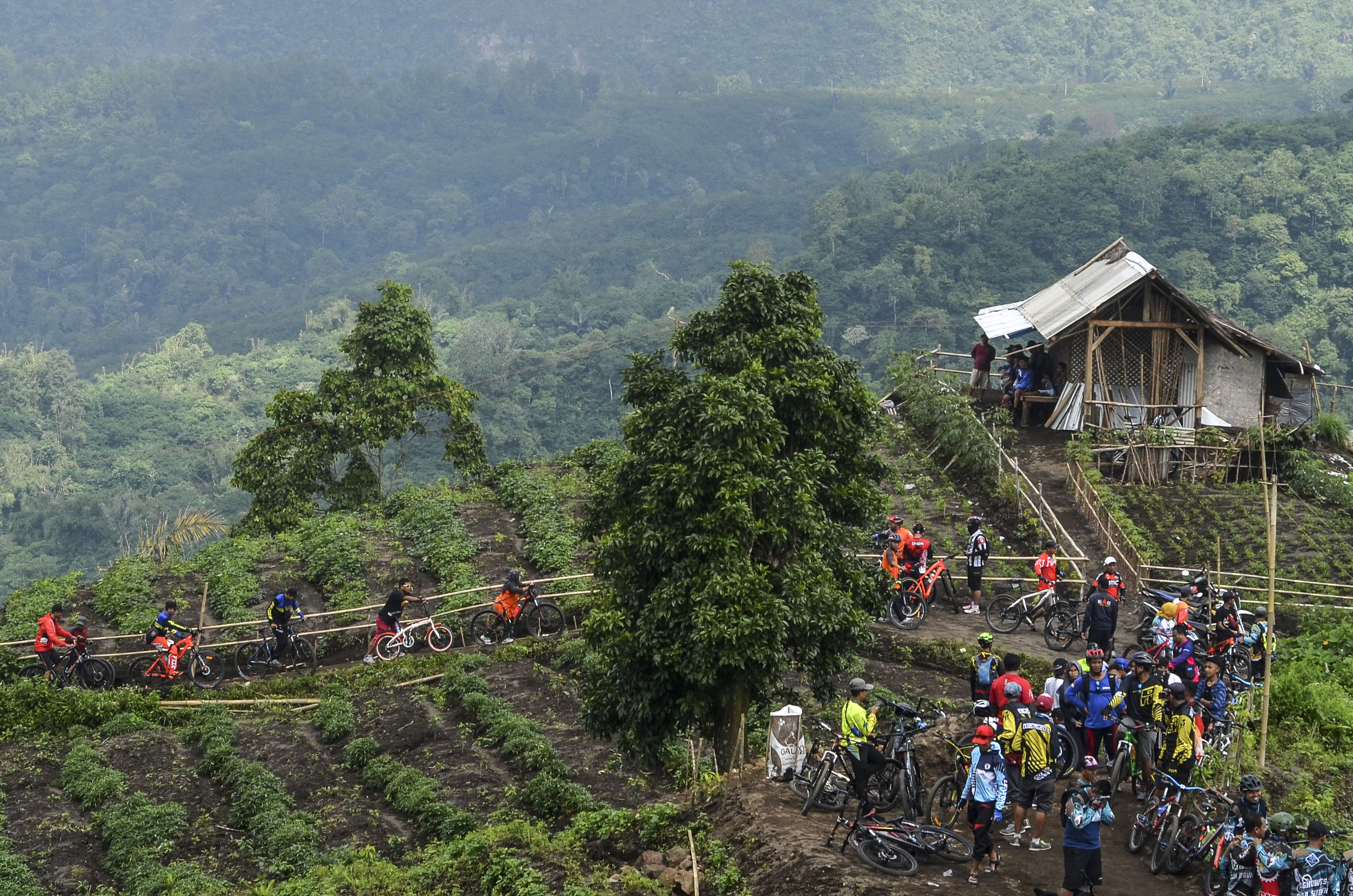 Sejumlah pesepeda gunung melintas di objek wisata alam kaki Gunung Galunggung Desa Sukaratu, Kabupaten Tasikmalaya, Minggu (21/6/2020)