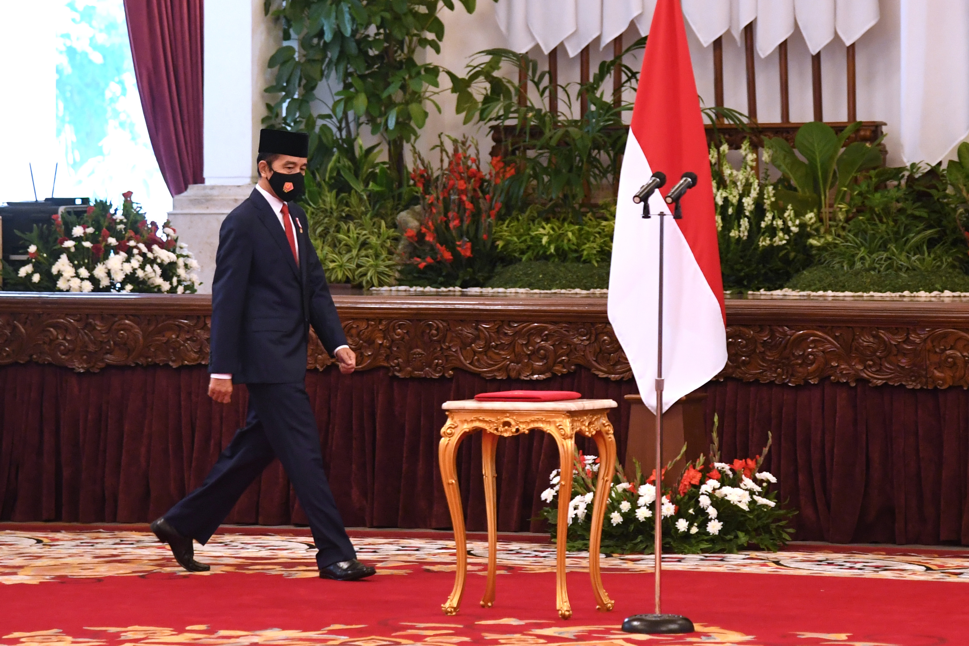 Presiden Joko Widodo bersiap memimpin upacara HUT ke-75 TNI di Istana Negara, Jakarta.