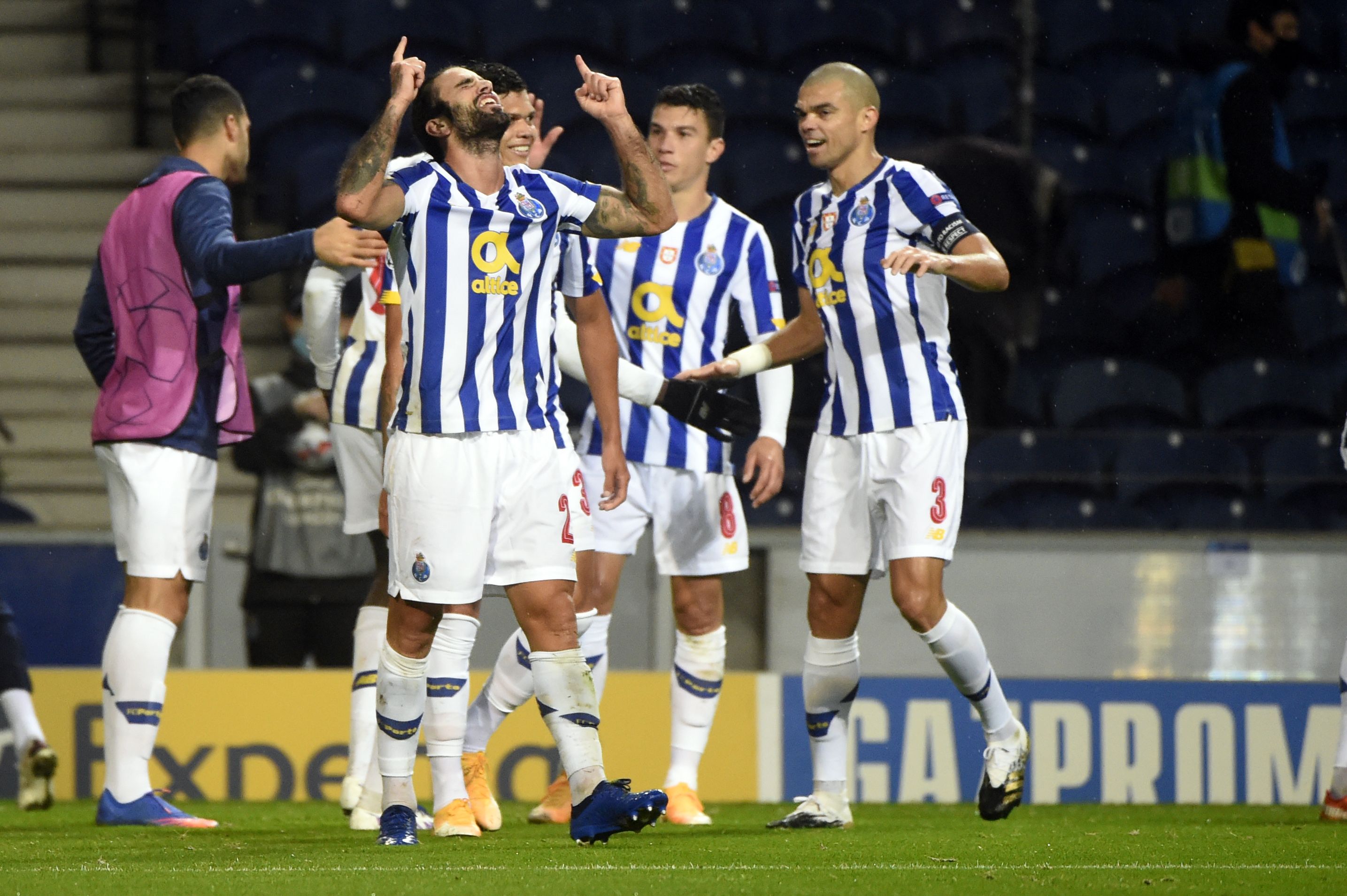 Gelandang FC Porto Sergio Oliveira melakukan selebrasi usai mencetak gol ke gawang Olympiakos di laga Liga Champions.