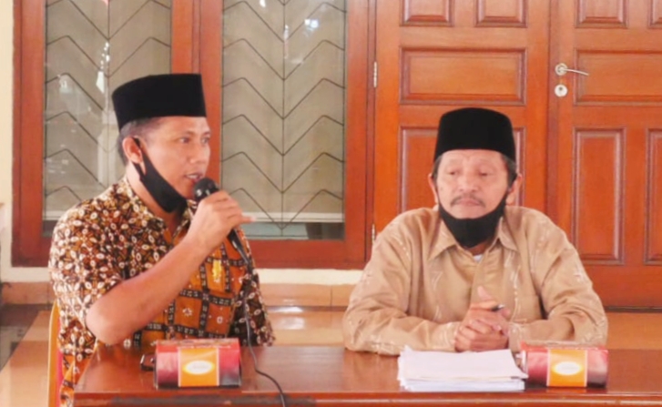Tersangka konser dangdut Wakil Ketua DPRD Kota Tegal Wasmad Edi Susilo memberi sambutan saat Kunker ke Cimahi, Jabar, Kamis (1/10)