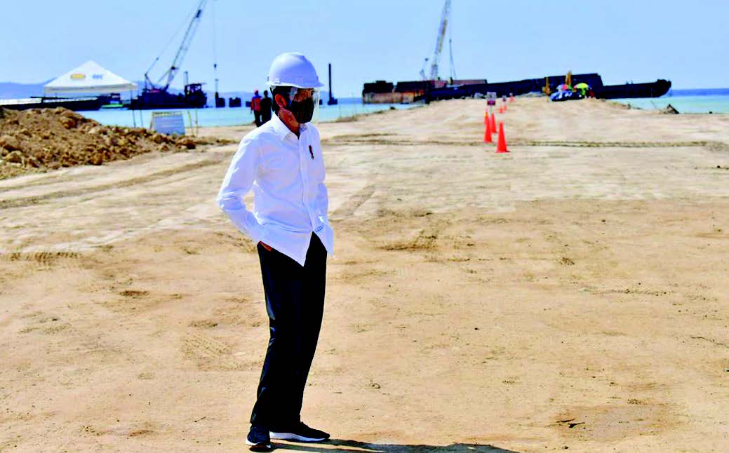 Presiden Jokowi meninjau lokasi proyek pembangunan terminal multipurpose Labuan Bajo, Kabupaten Manggarai Barat, NTT, kemarin.