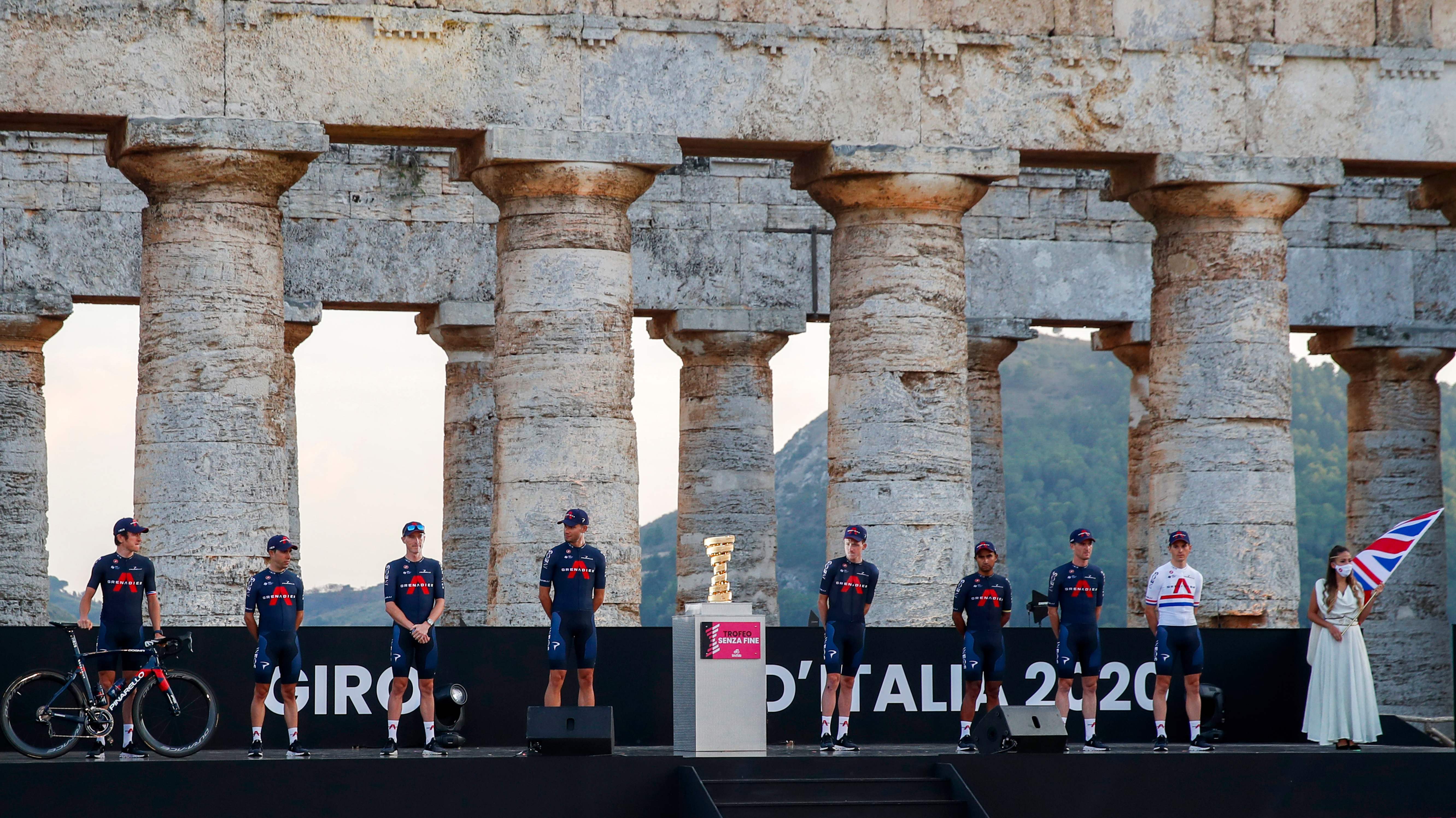 Pembalap tim Ineos berpose di upacara pembukaan Giro d'Italia di Palermo, Kamis (1/10).