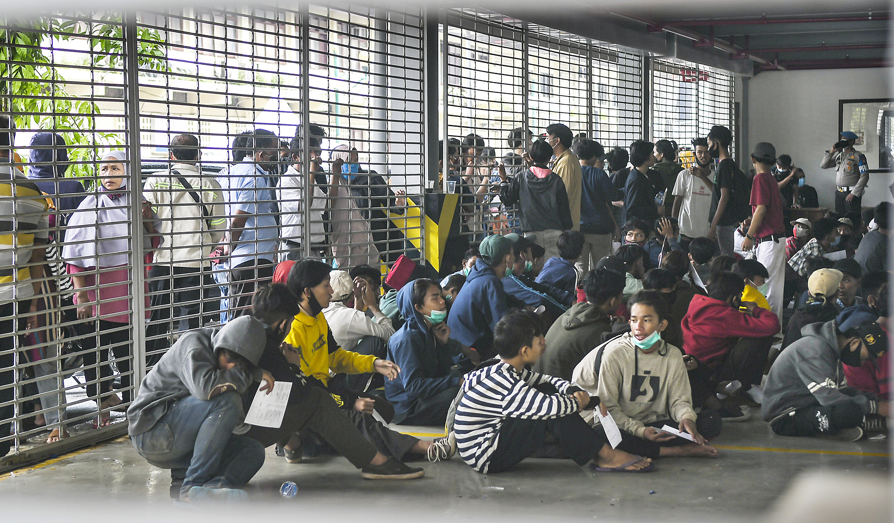 Sejumlah pengunjuk rasa yang menolak UU Cipta Kerja berada di Gedung Parkir Barang Bukti Ranmor di Polda Metro Jaya, Jakarta.