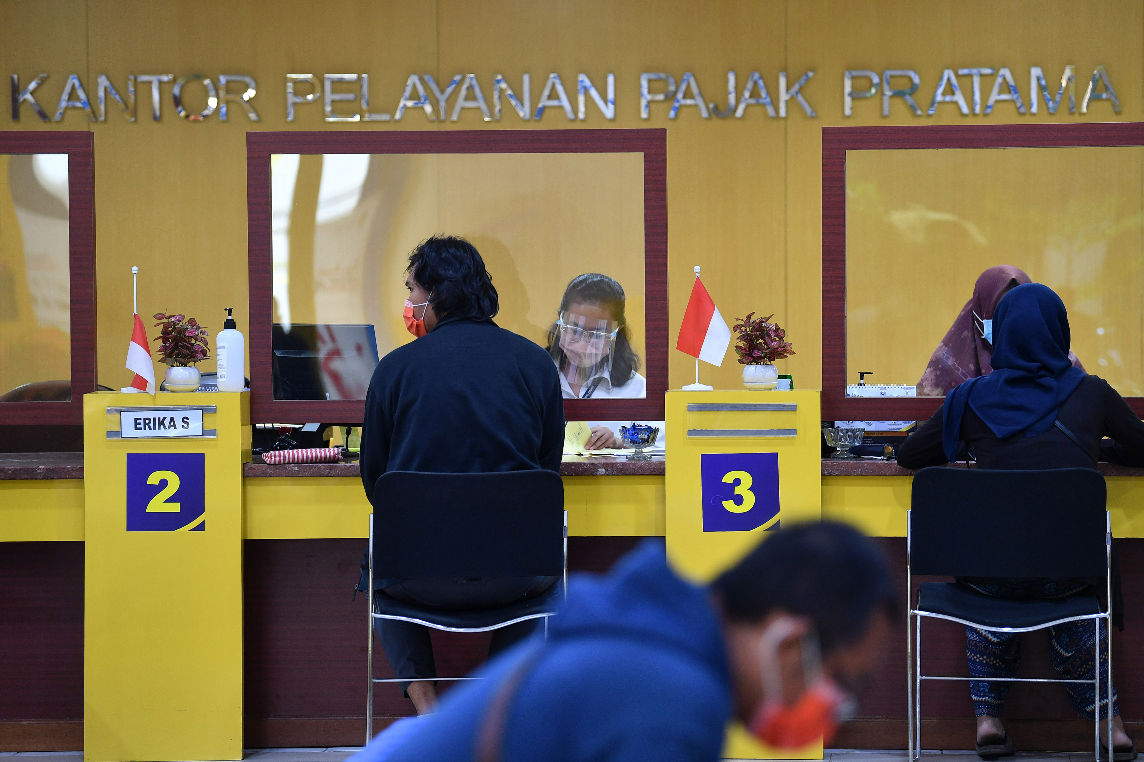  Wajib pajak berkonsultasi dengan petugas di Kantor Pelayanan Pajak Pratama Jakarta Palmerah, Jakarta.