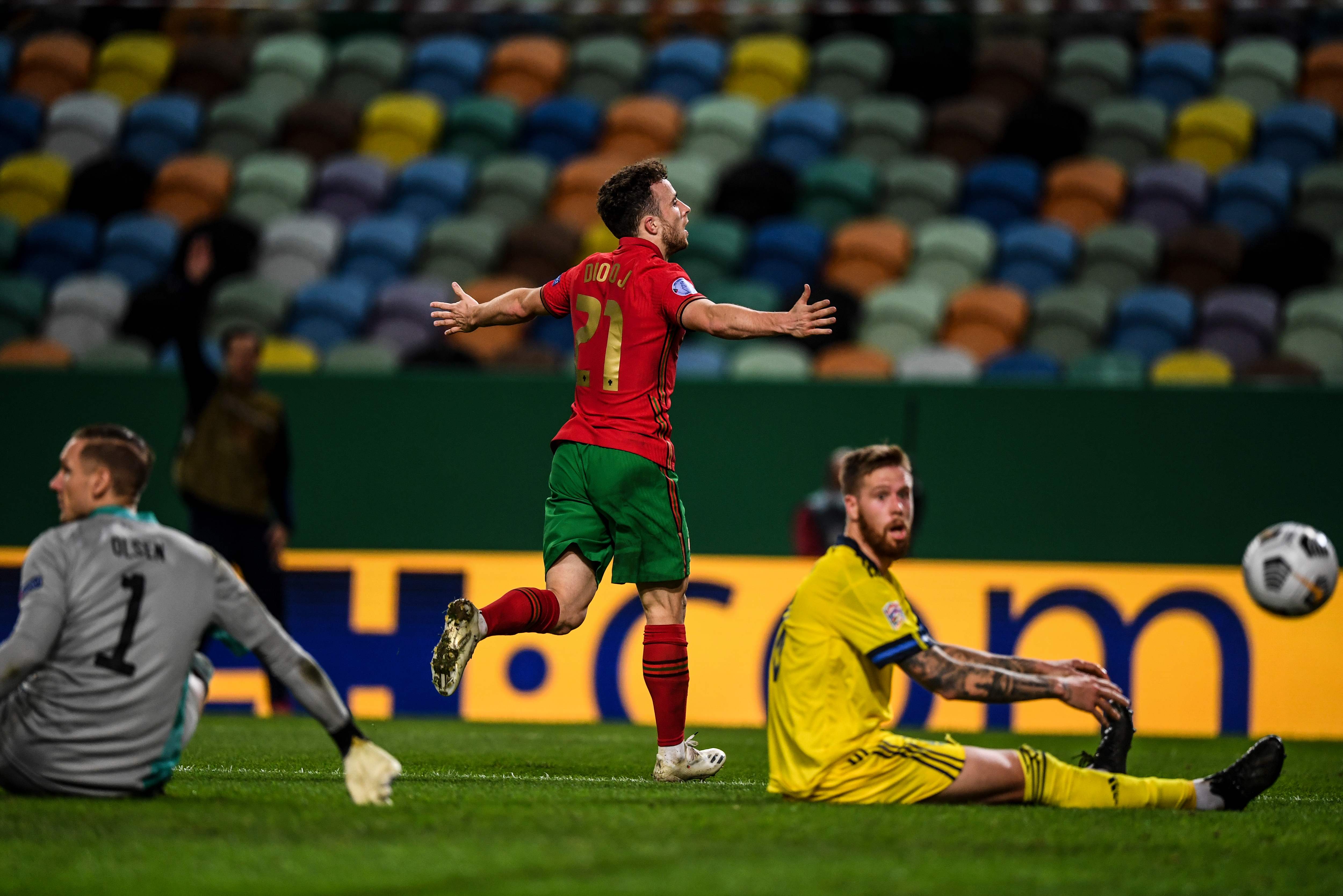 Penyerang Portugal Diogo Jota melakukan selebrasi usai mencetak gol ke gawang Swedia di laga Liga Negara UEFA.