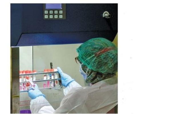 Ilustrasi -- Petugas kesehatan memeriksa sampel tes usap PCR di Labkesda, Cimanggis, Depok, Jawa Barat, kemarin.