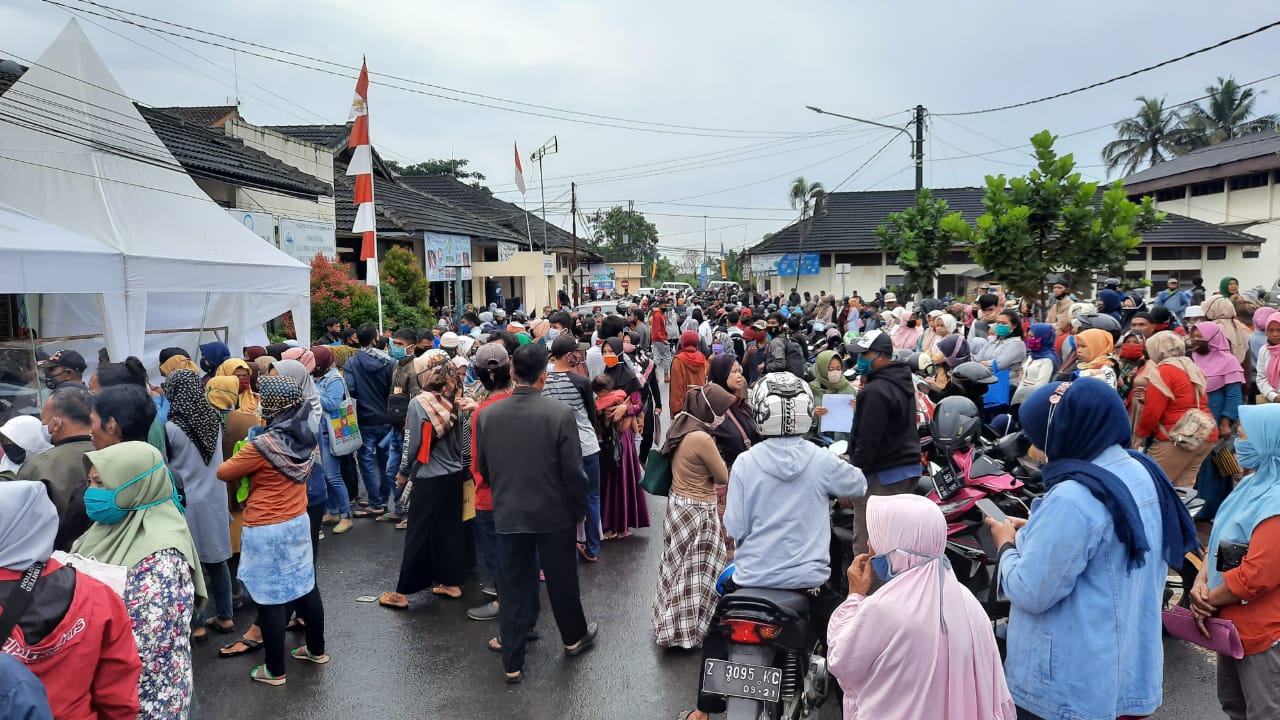Antrian warga Kota Tasikmalaya mengurus BLT UMKM, Rabu (21/10/2020).