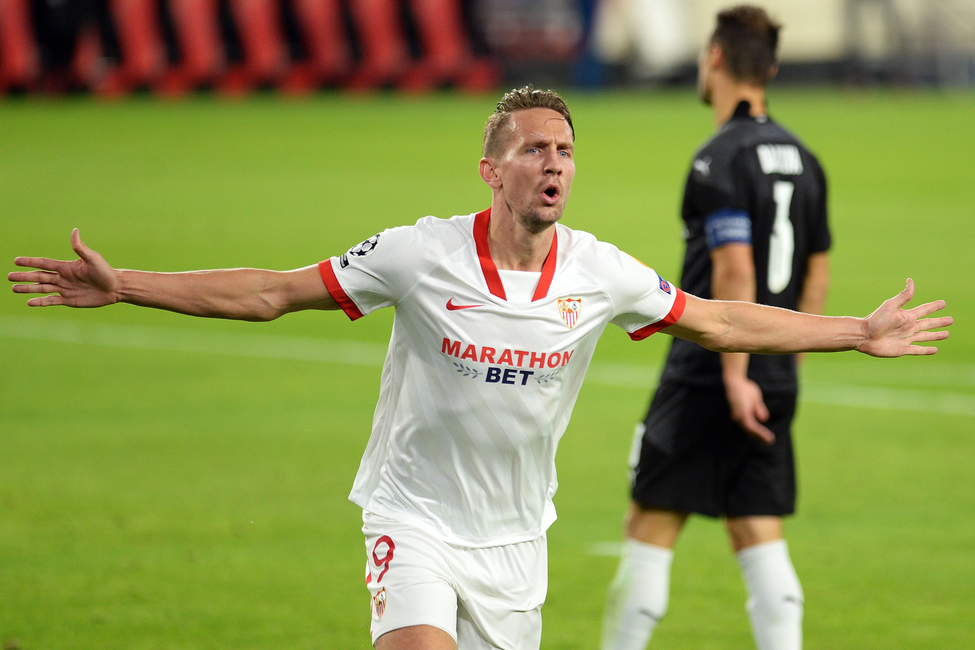 Penyerang Sevilla Luuk de Jong mencetak gol ke gawang Rennes dalam laga Liga Champions.
