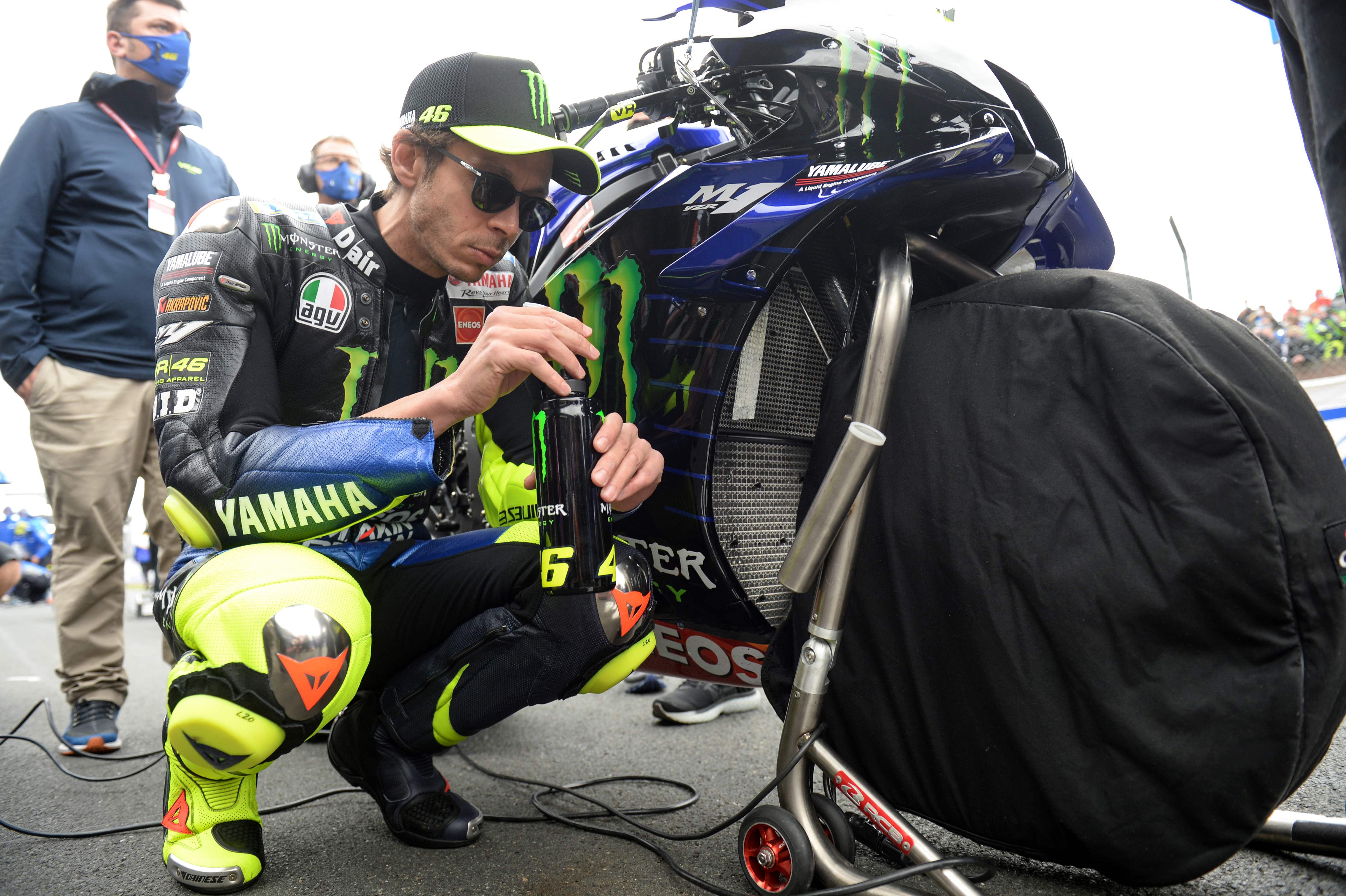 Pembalap Monster Yamaha Valentino Rossi bersiap sebelum tampil di GP Prancis Minggu (11/10).