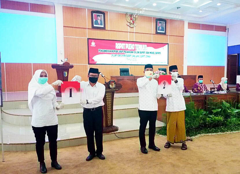 Pasangan calon Bupati dan Wakil Bupati Demak nomor urut 1 Eistianah-Ali Makhsun (kiri) berfoto bersama pasangan Mugiyono-M Badruddin.