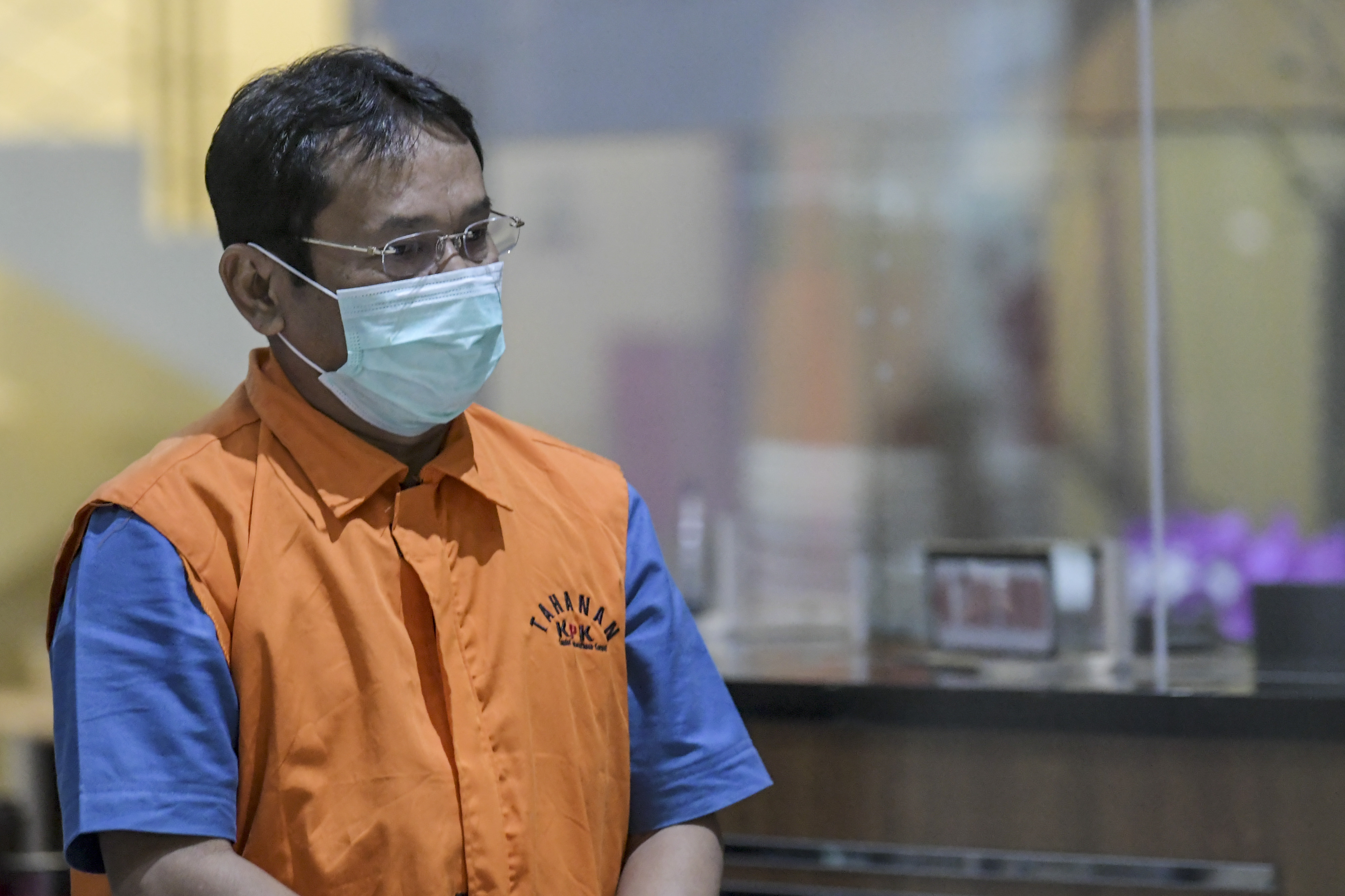 Tersangka kasus dugaan pemotongan uang dan penerimaan gratifikasi yang juga mantan Bupati Bogor periode 2008-2014 Rachmat Yasin.