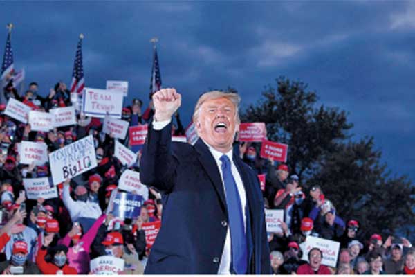 Presiden AS Donald Trump mengikuti kampanye di Pickaway Agriculture and Event Center di Circleville, Ohio Sabtu (24/10).