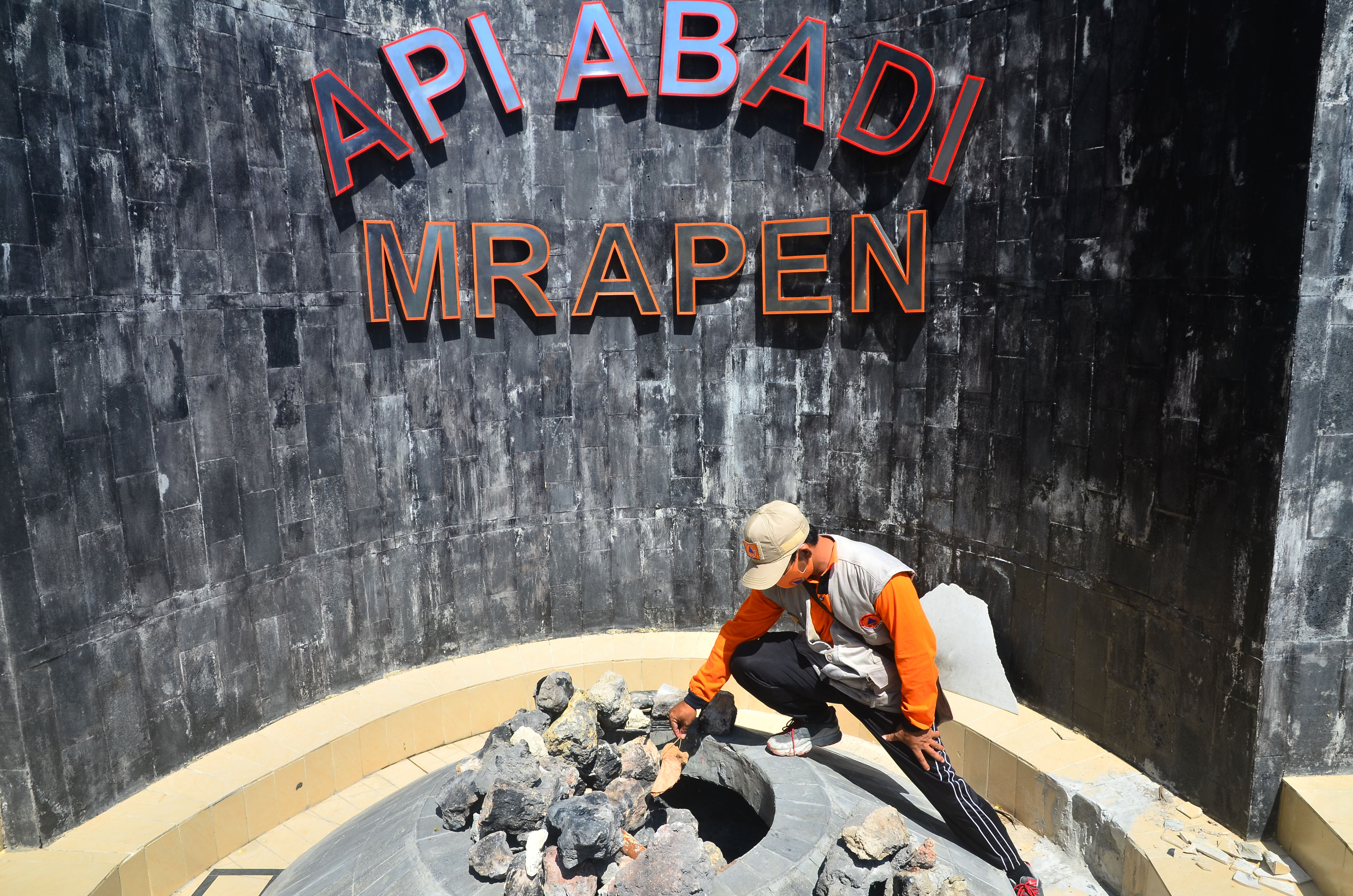 Anggota BPBD mengecek kondisi situs Api Abadi Mrapen yang padam di Desa Manggarmas, Godong, Grobogan, Jawa Tengah.