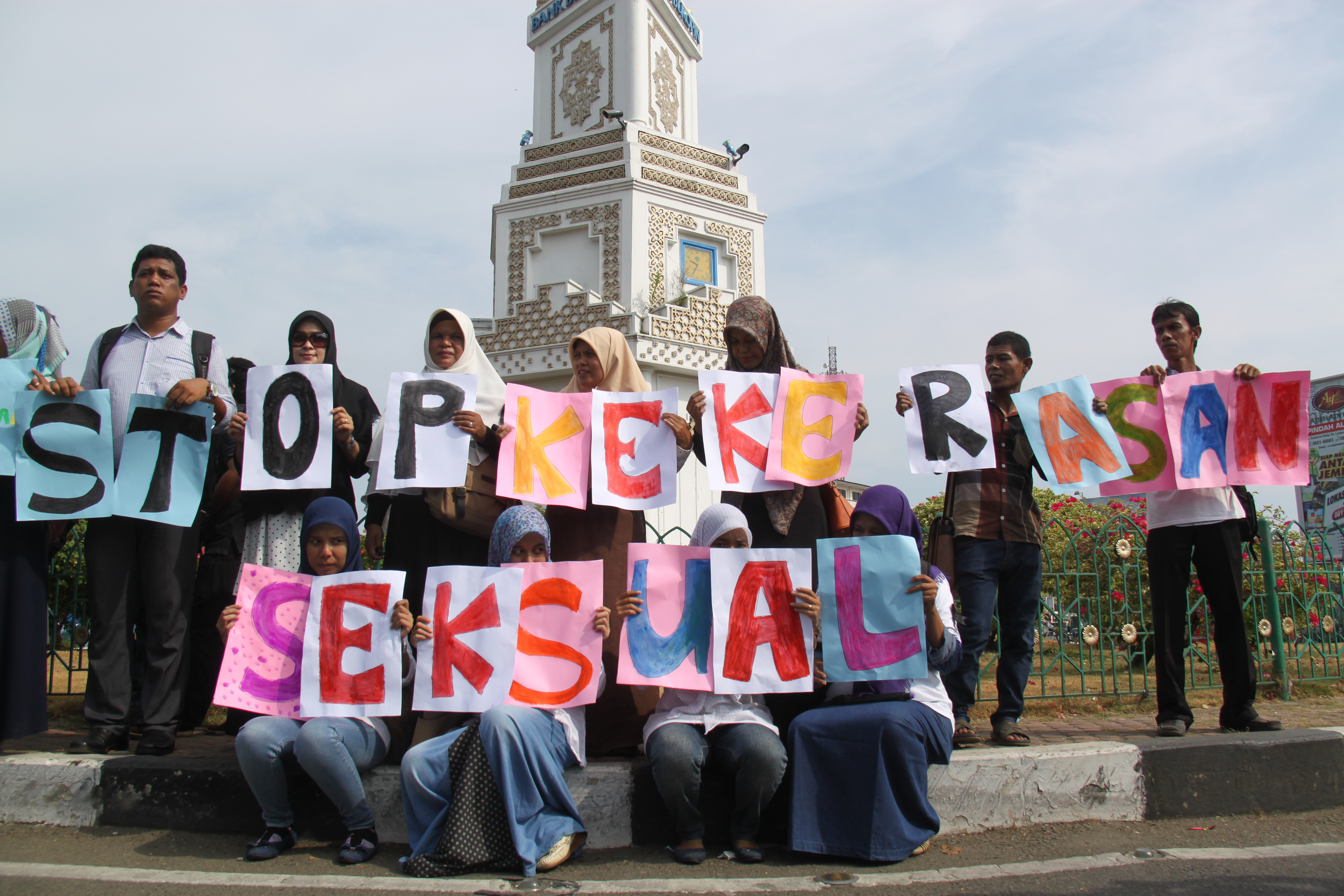 ANTI KEKERASAN SEKSUAL: Aktivis dari berbagai komunitas perempuan anti kekerasan seksual di Aceh menggelar aksi solidaritas di Aceh.