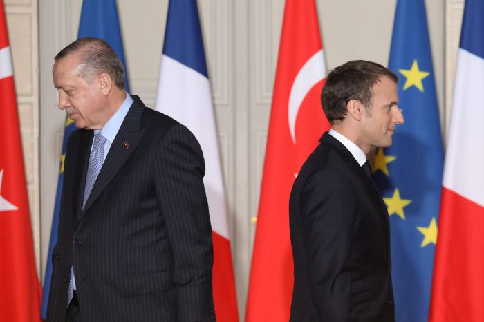 Presiden Turki Recep Tayyip Erdogan (kiri) dan Presiden Prancis Emmanuel Macron. 