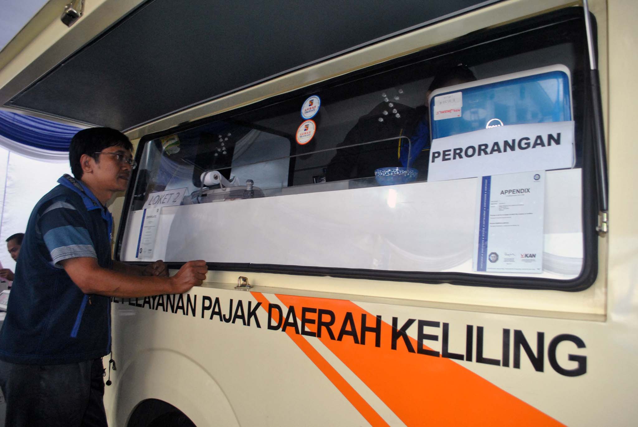 Ilustrasi pembayaran PBB di mobil pelayanan pajak keliling 