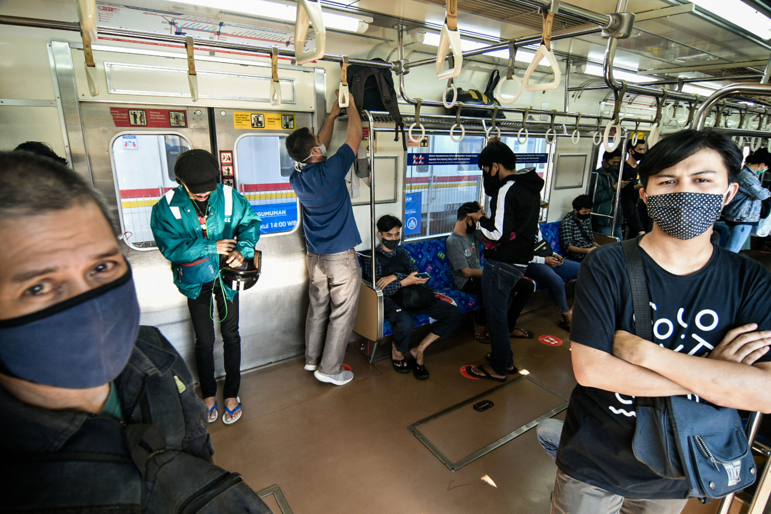 Penumpang berada di dalam Kereta Rel Listrik (KRL) keberangkatan Stasiun Tanah Abang, Jakarta.